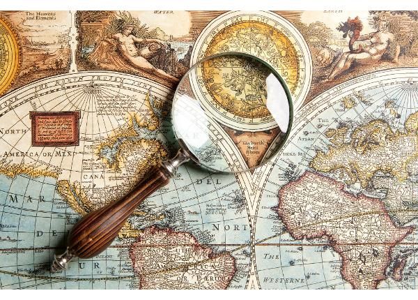 Fliis fototapeet Magnifying Glass And Old Map