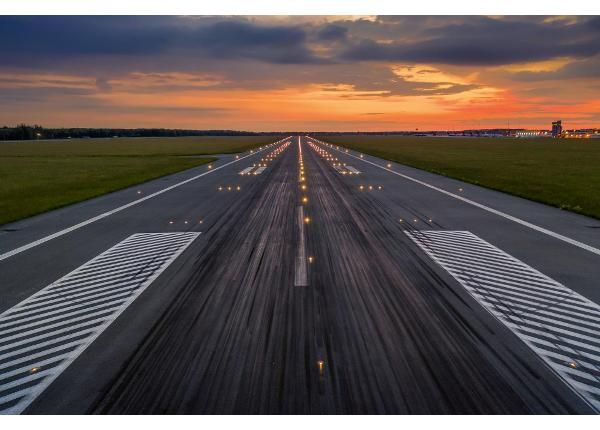 Isekleepuv fototapeet Airport Runway