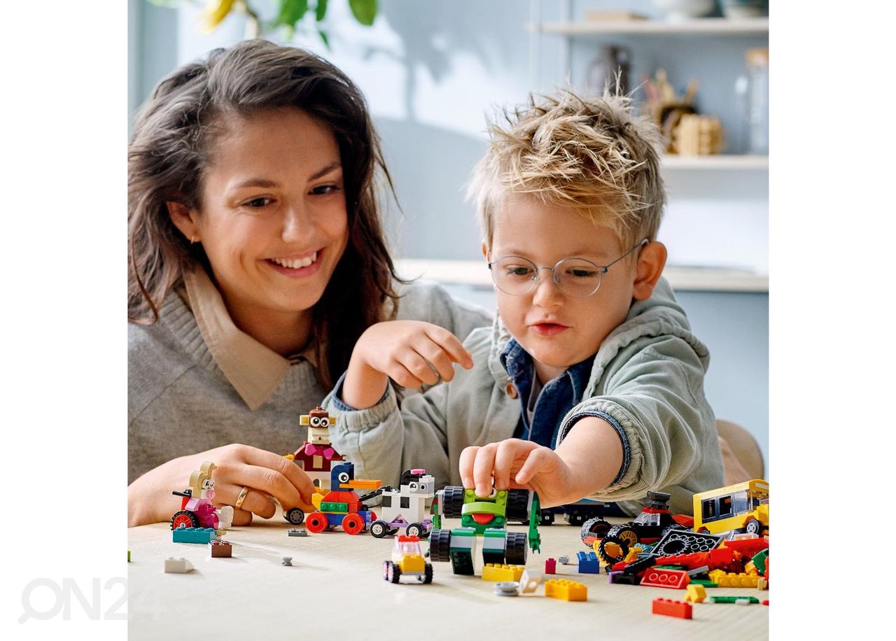 LEGO Classic Klotsid ja rattad suurendatud
