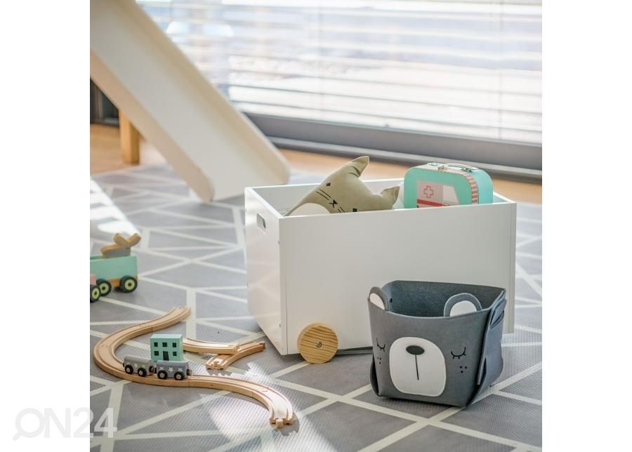 Mänguasjakast ratastel, valge suurendatud