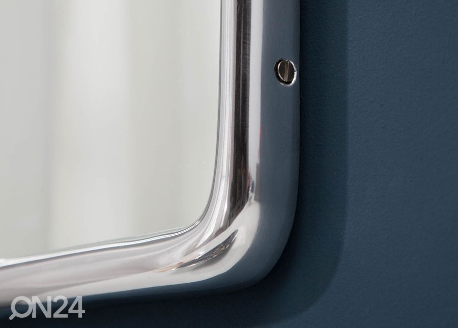 Seinapeegel Portrait suurendatud