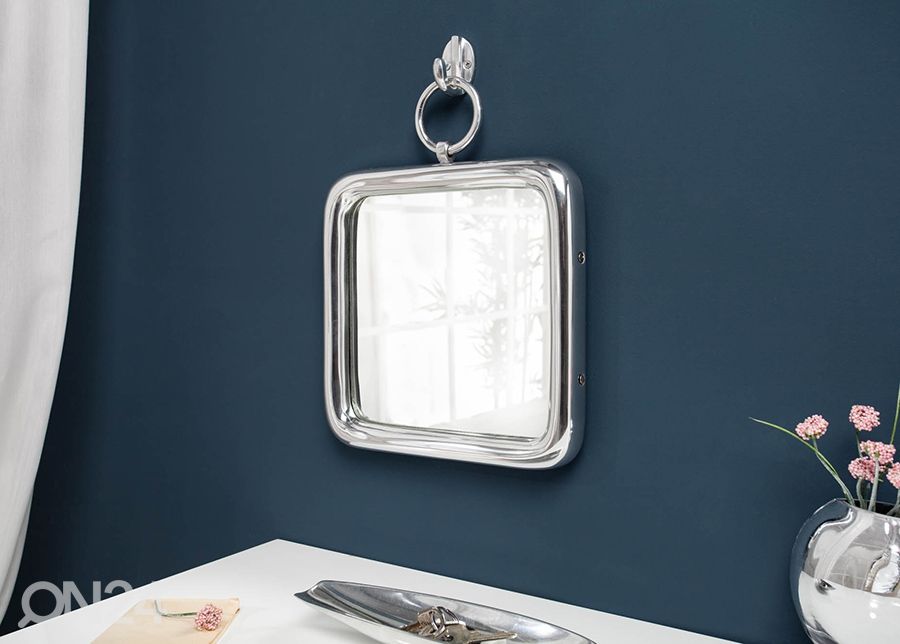 Seinapeegel Portrait suurendatud