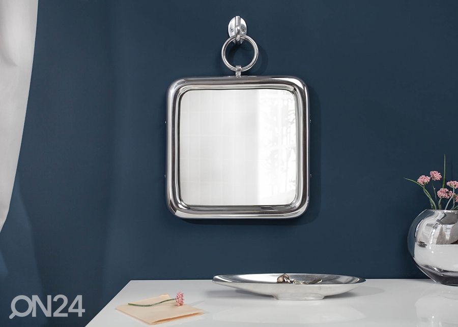 Seinapeegel Portrait suurendatud