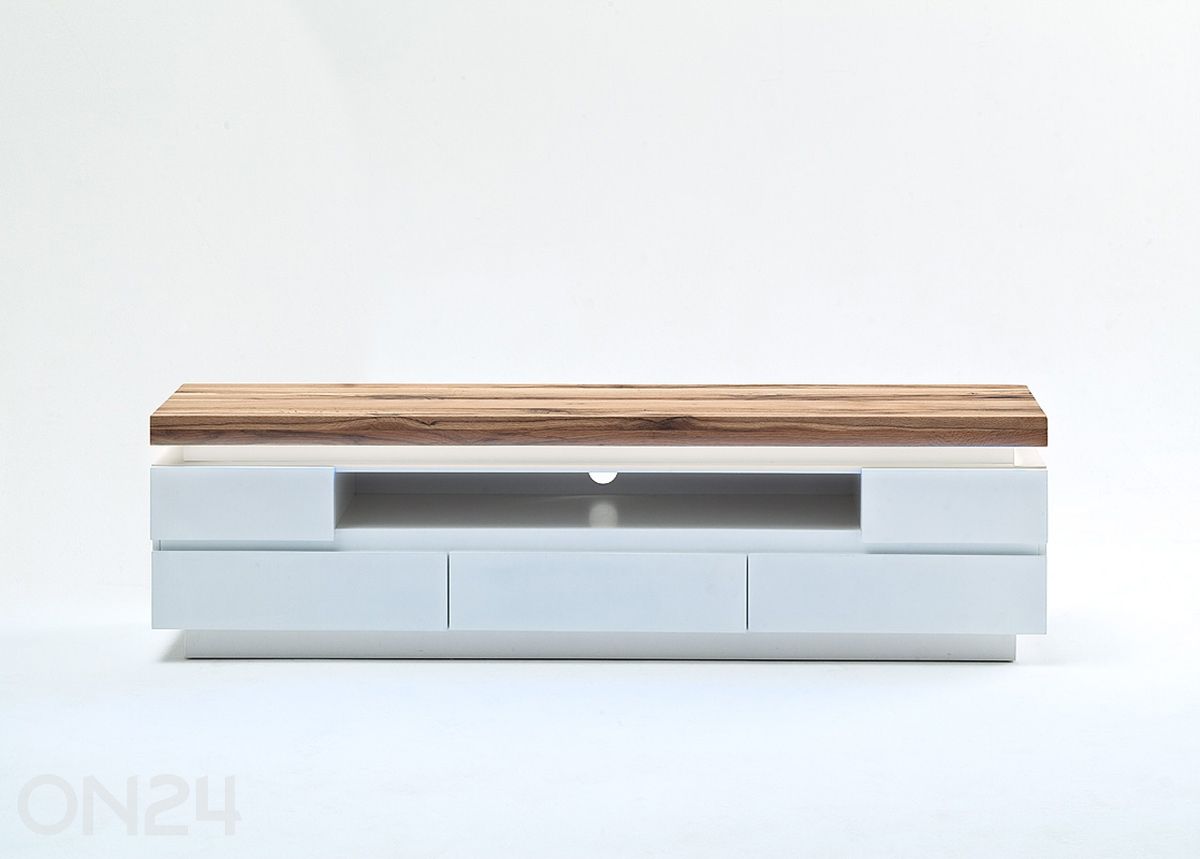 Tv-alus Romina suurendatud