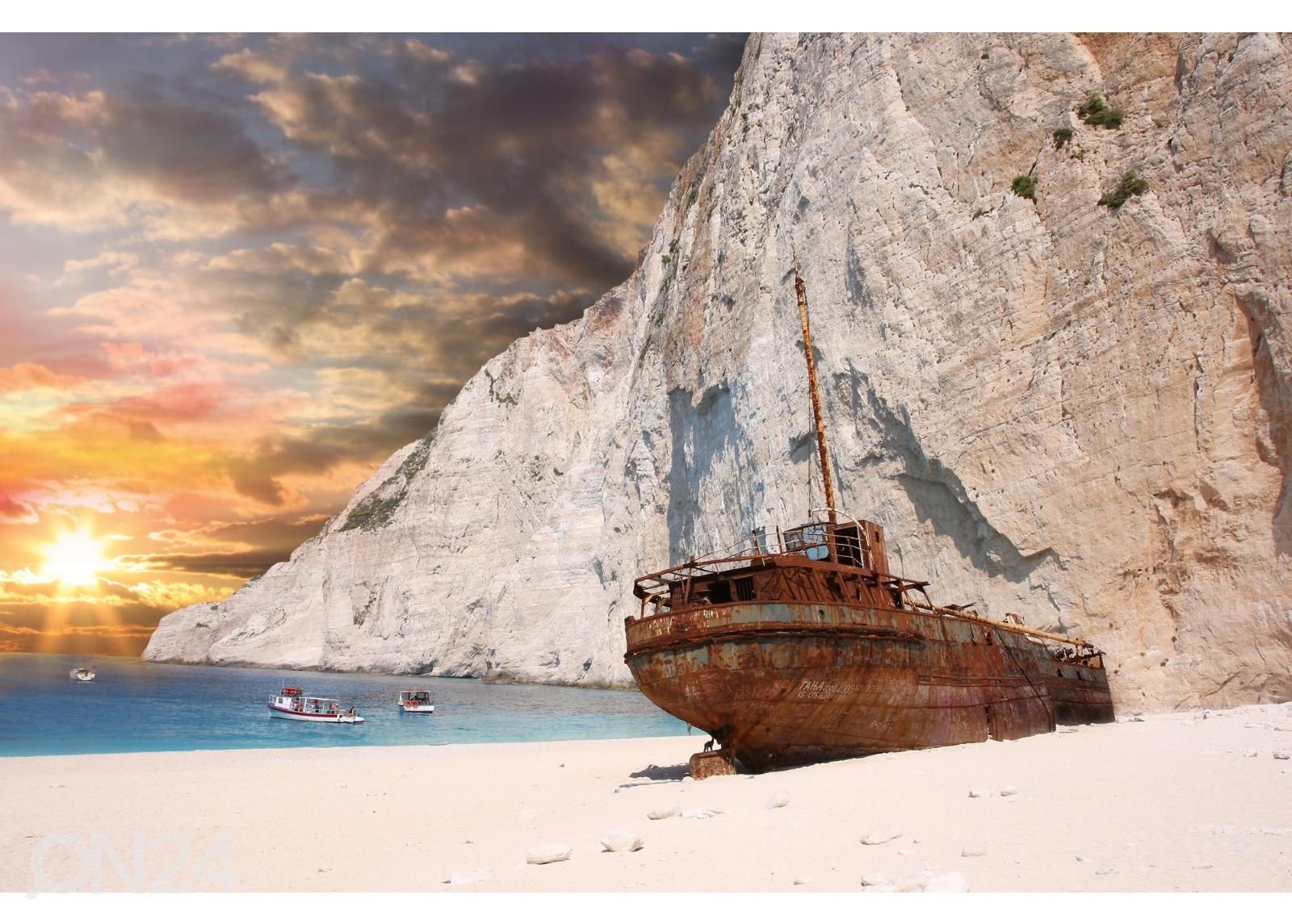 Fliis fototapeet Shipwrecked Boat In Zakynthos suurendatud