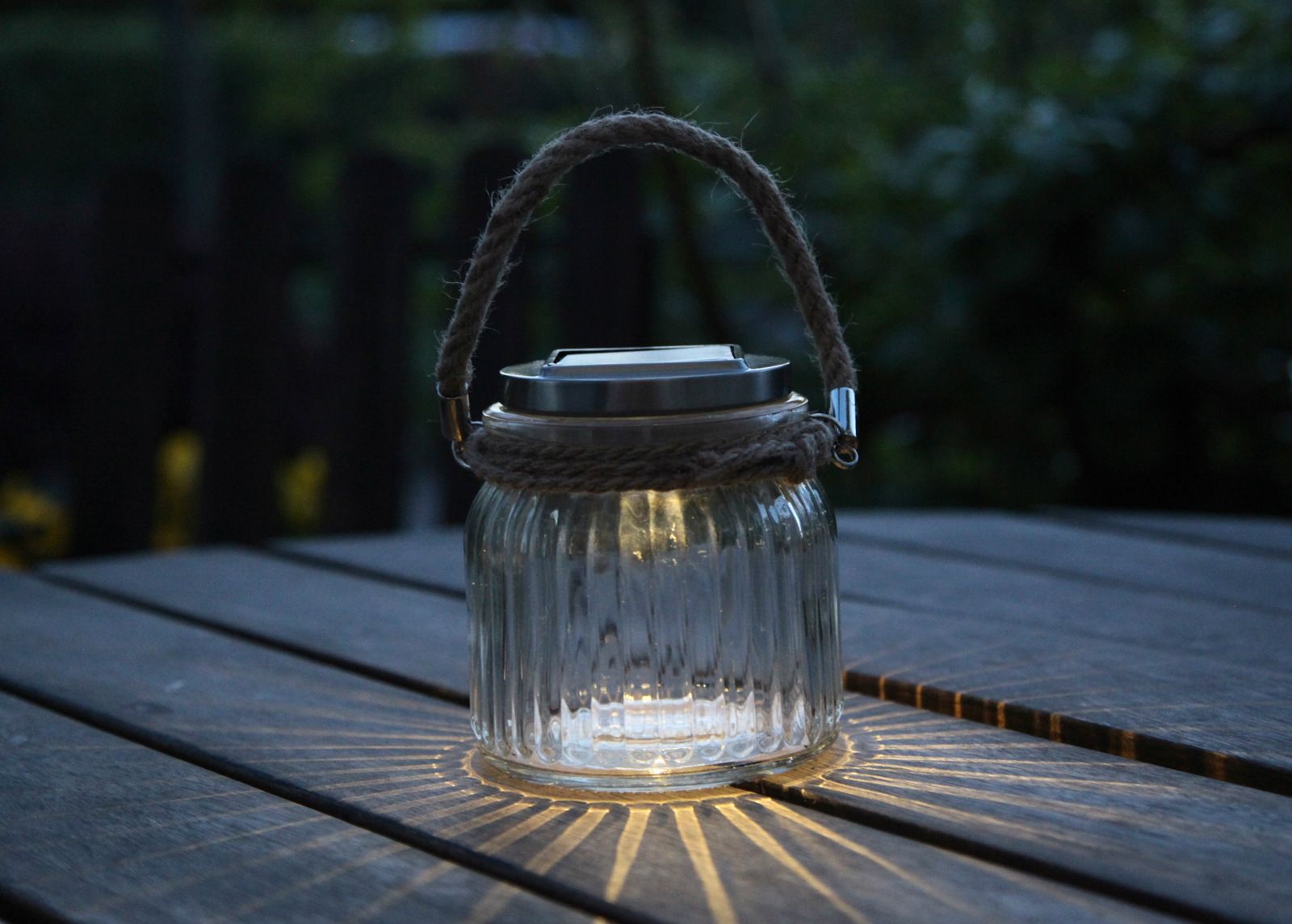 Päikesepaneeliga LED latern suurendatud