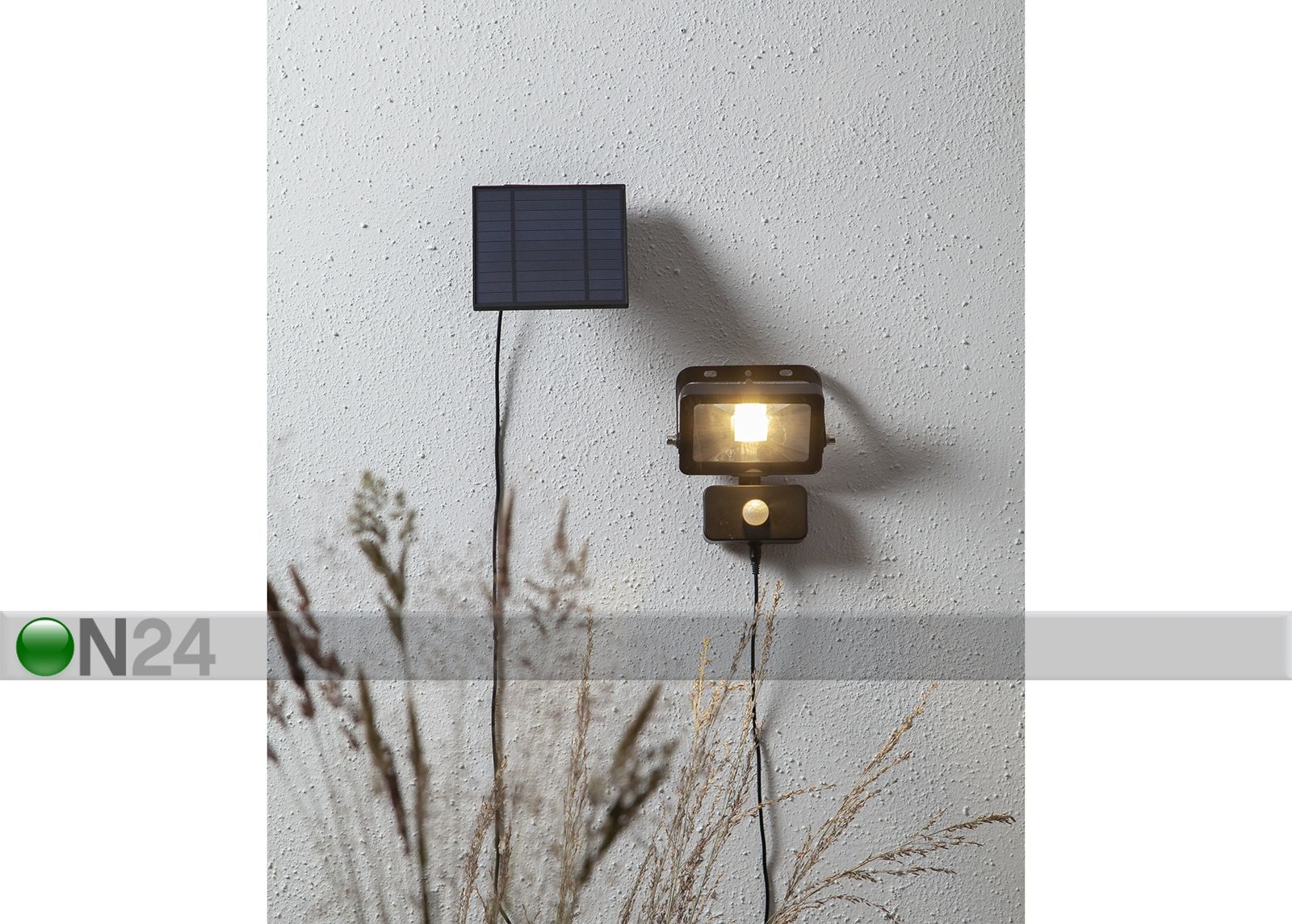 Päikesepaneeliga valgusti Spotlight suurendatud