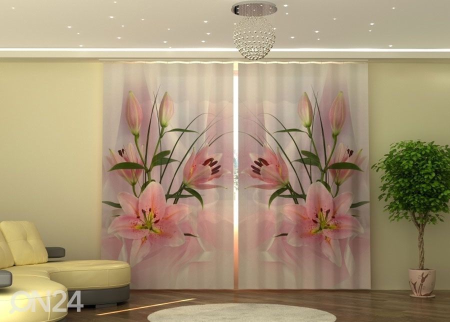 Poolpimendav kardin Lilies suurendatud