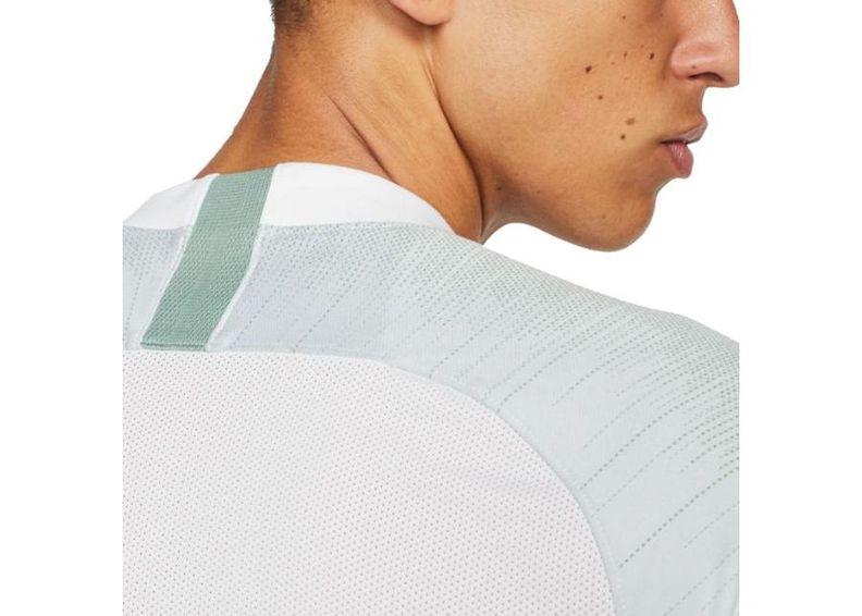 Jalgpallisärk meestele Nike Breathe Strike Top M AT5870-100 suurendatud