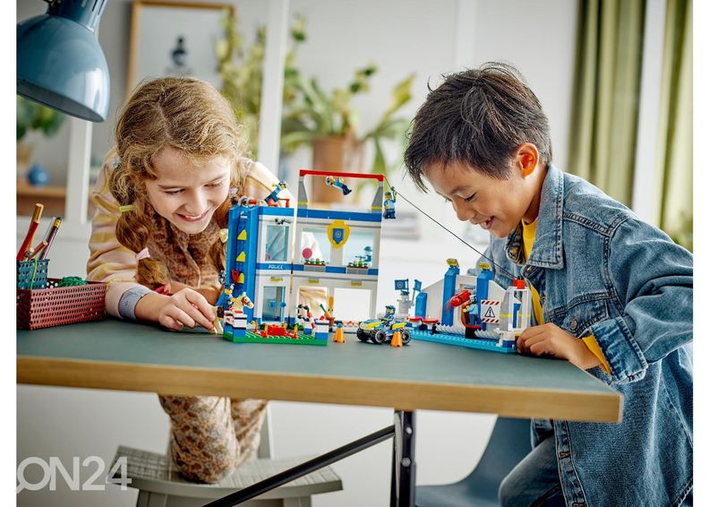 LEGO City Politseiakadeemia suurendatud