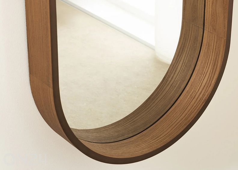 Seinapeegel Portrait suurendatud