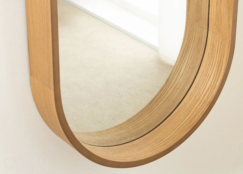 Seinapeegel Portrait suurendatud