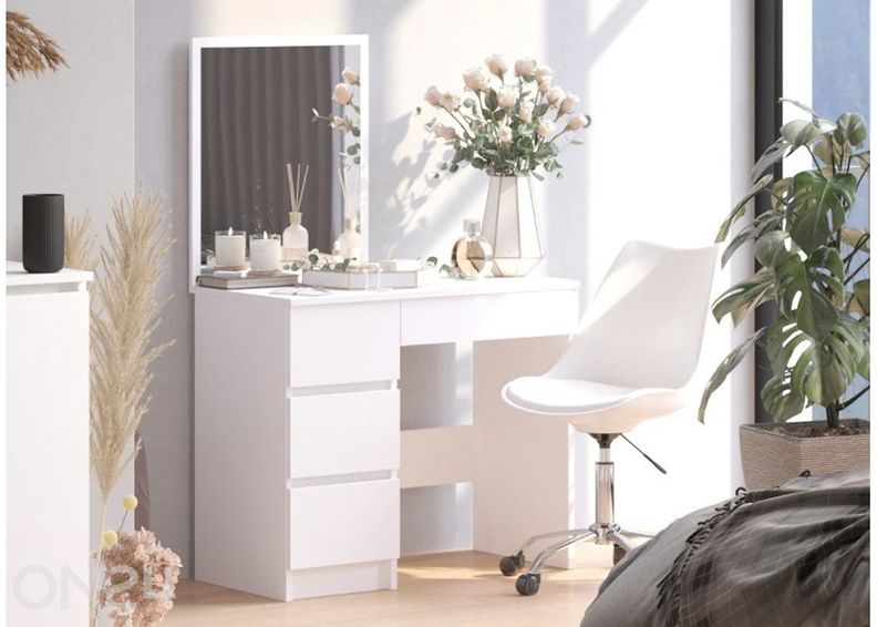 Tualettlaud peegliga suurendatud