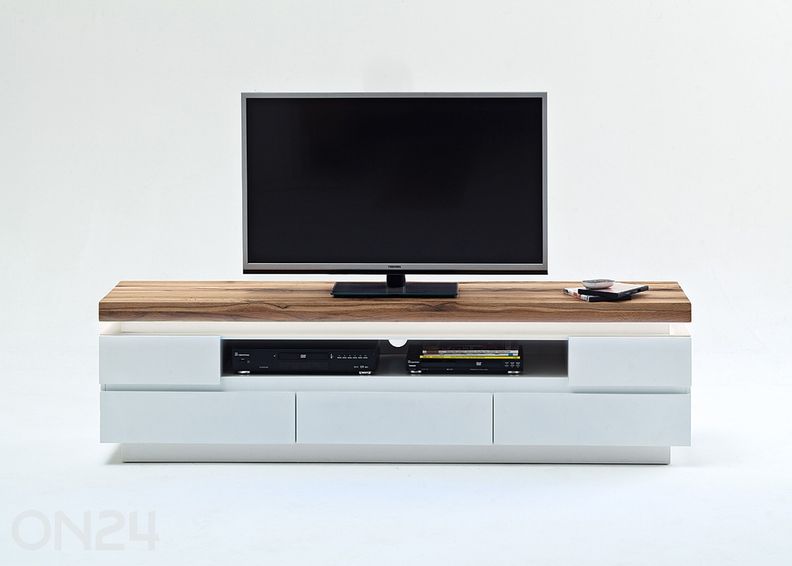 Tv-alus Romina suurendatud