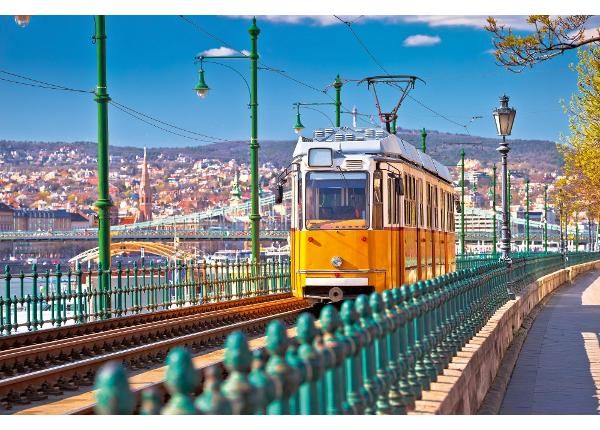 Fliis fototapeet Historic Yellow Tramway