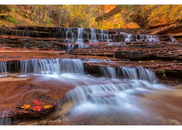 Fliis fototapeet Red Waterfalls