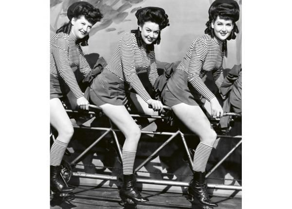 Fliis fototapeet Women on bicycle 225x250 cm