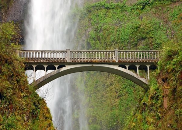 Fliis-fototapeet Bridge near waterfall 360x270 cm
