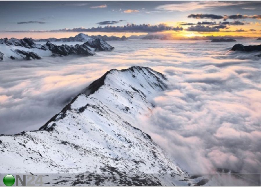 Fliis fototapeet View of clouds and mountains suurendatud